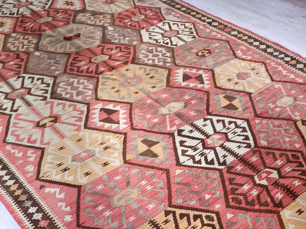 ガラタバザール オールドキリム ガズビン ケッレ 手足を伸ばすクモのようなドラゴンモチーフ