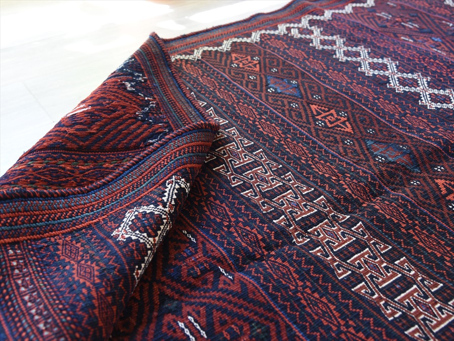 バルーチ族のキリム　細かなスマック織り