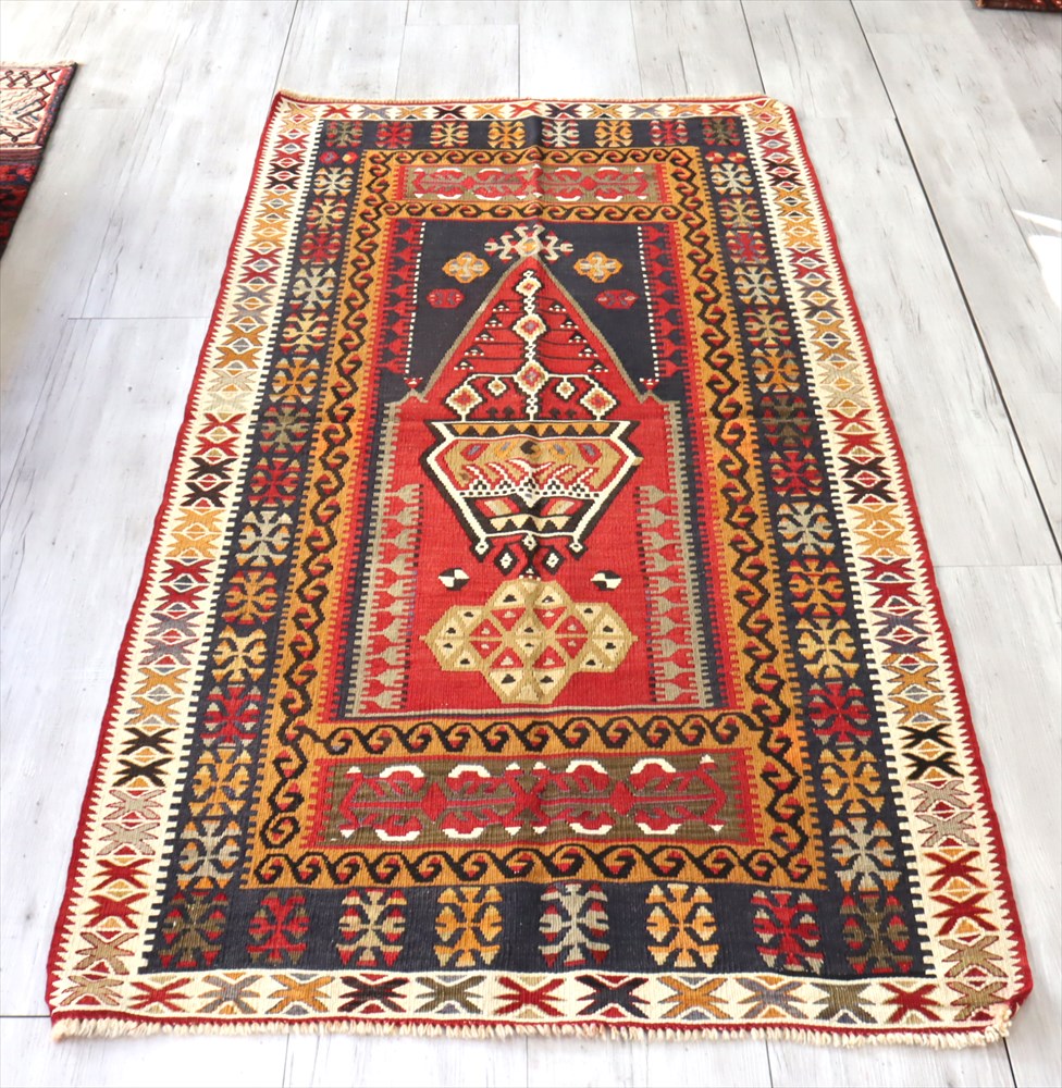 トルコ手織りキリム・ヤヒヤル地方の細かな織り　セッヂャーデ193×98cm 赤いミフラープ・ドームから下がるシャンデリア