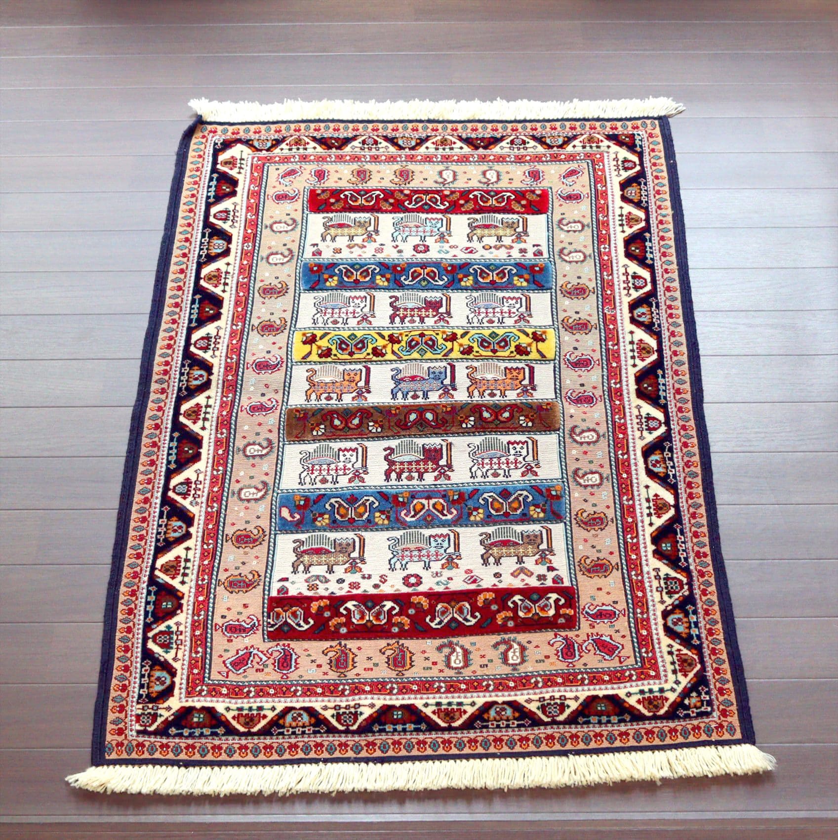 スマックキリム・シルジャン118×82cm サーベルを持ったライオン　刺繍のような細かな織り