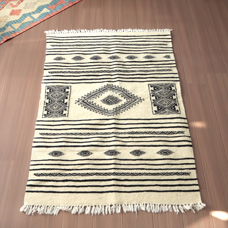 チュニジア・手織りキリム　アクセントラグ144×94cm ナチュラル×ブラック
