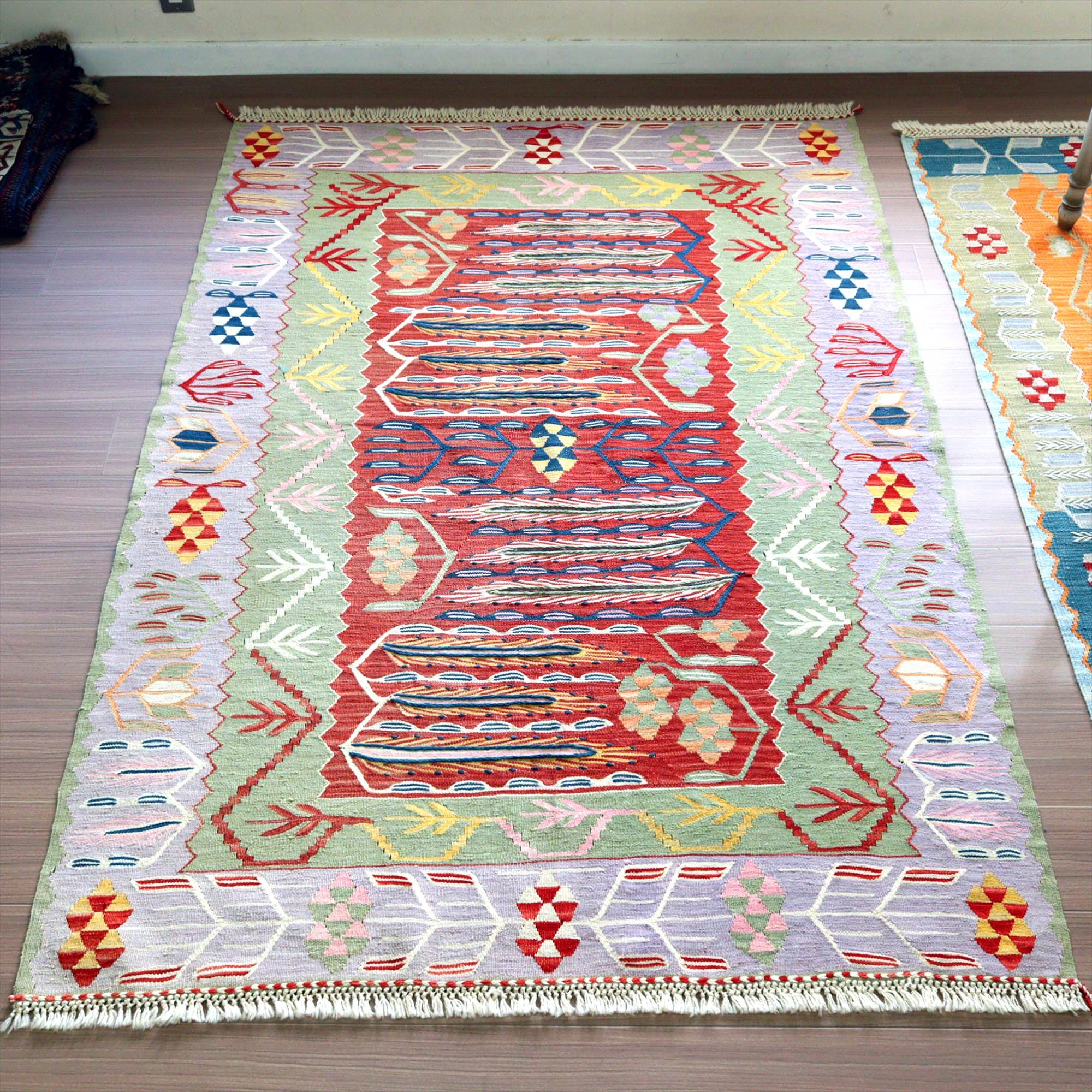 細かな織りの手織りキリム ウシャク190×129cm 麦の穂とチューリップ