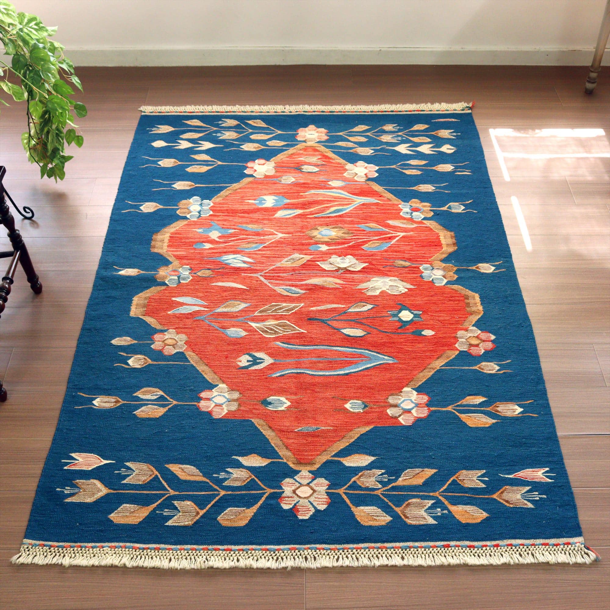 細かな織りのウシャクキリム・セッヂャーデ177×126cm チューリップと小花のモチーフ