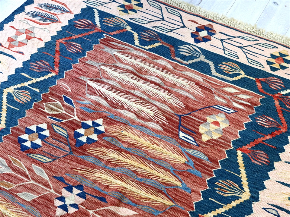 細かな織りのウシャクキリム・セッヂャーデ178×129cm 麦の穂と小花