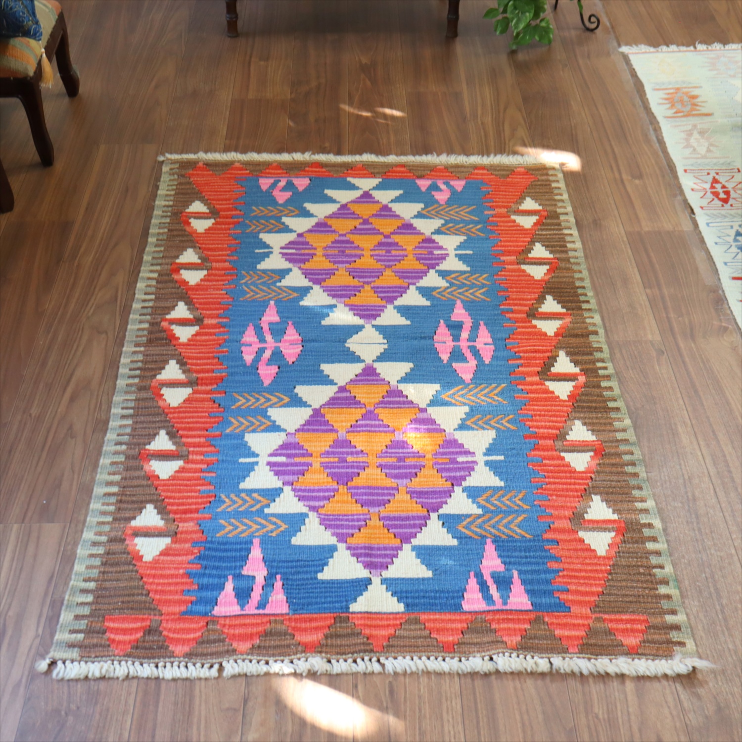 トルコキリム 手織りラグ142×94cm カイセリ産 明るい色の幾何学モチーフ