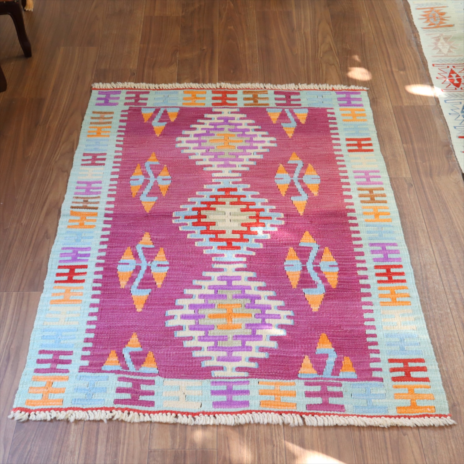 トルコキリム 手織りラグ133×100cm カイセリ産 明るい色の幾何学モチーフ