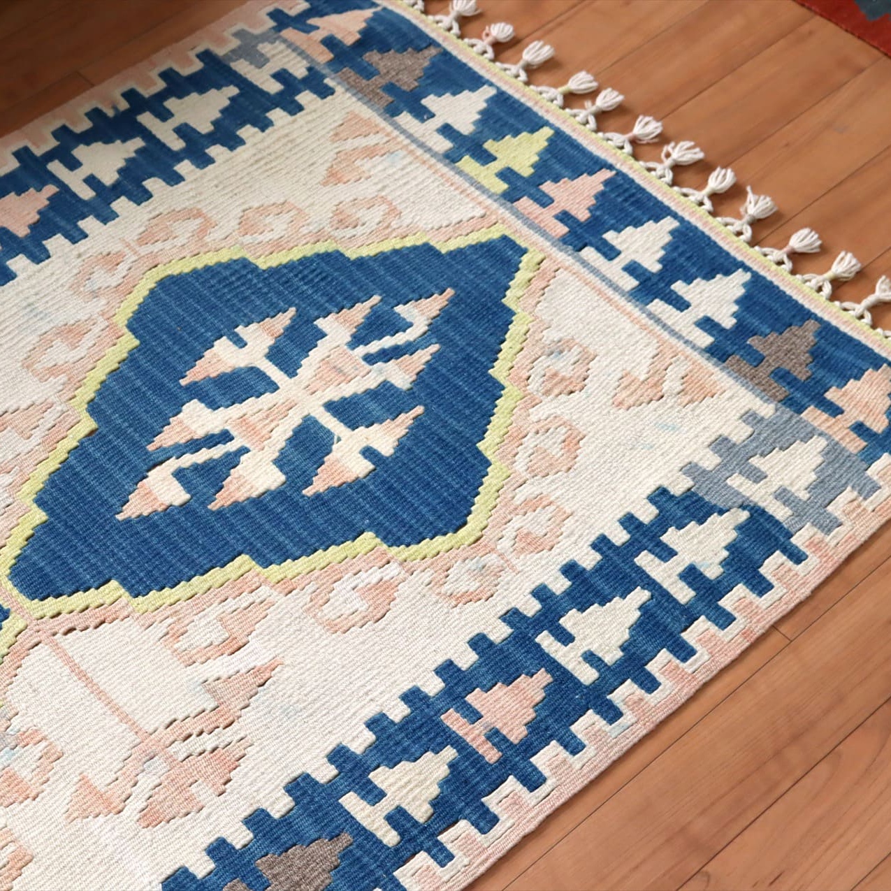 トルコの手織りキリム カイセリ131×76cm ２つのメダリオン