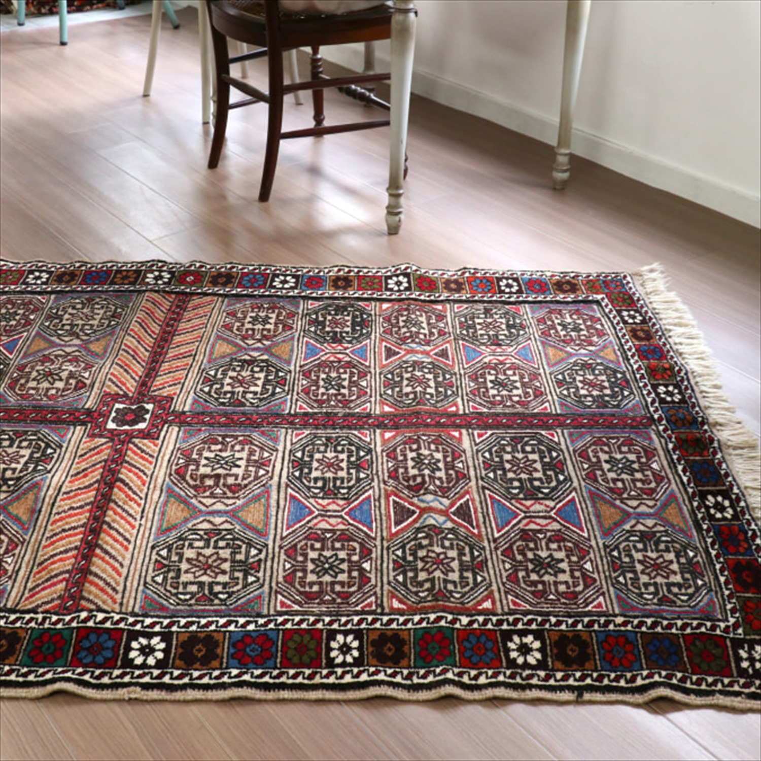 グチャンキリム ベージュ195×123cm 連なるメダリオン 平織り&パイル織り　【OUTLET】ゆがみと波うち