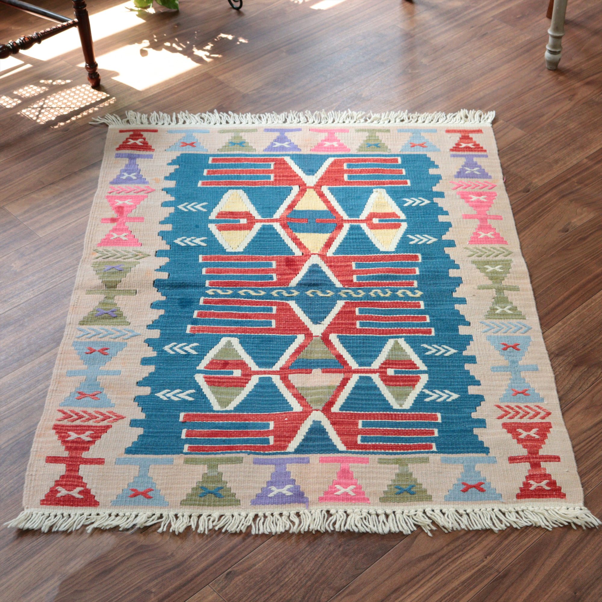 カイセリ産手織りキリム118×92cm 翼を広げた鳥のモチーフ トルコの手織りラグ