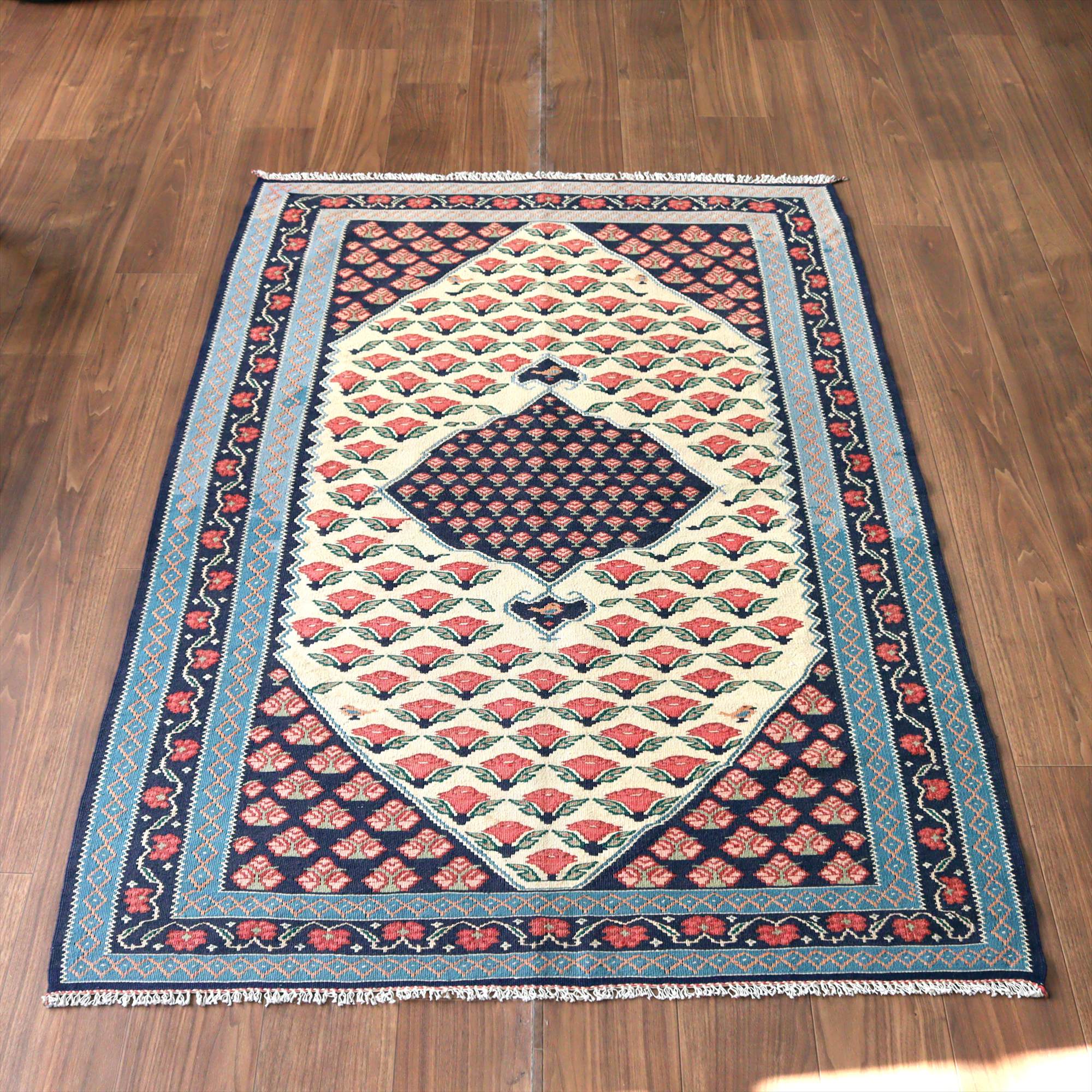 イランの手織りラグ ビジャール170×116cm メダリオンとバラ