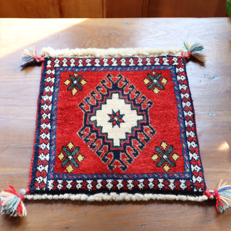 ミニサイズ/トライバルラグ 32×31cm ヤラメ 手織りラグ