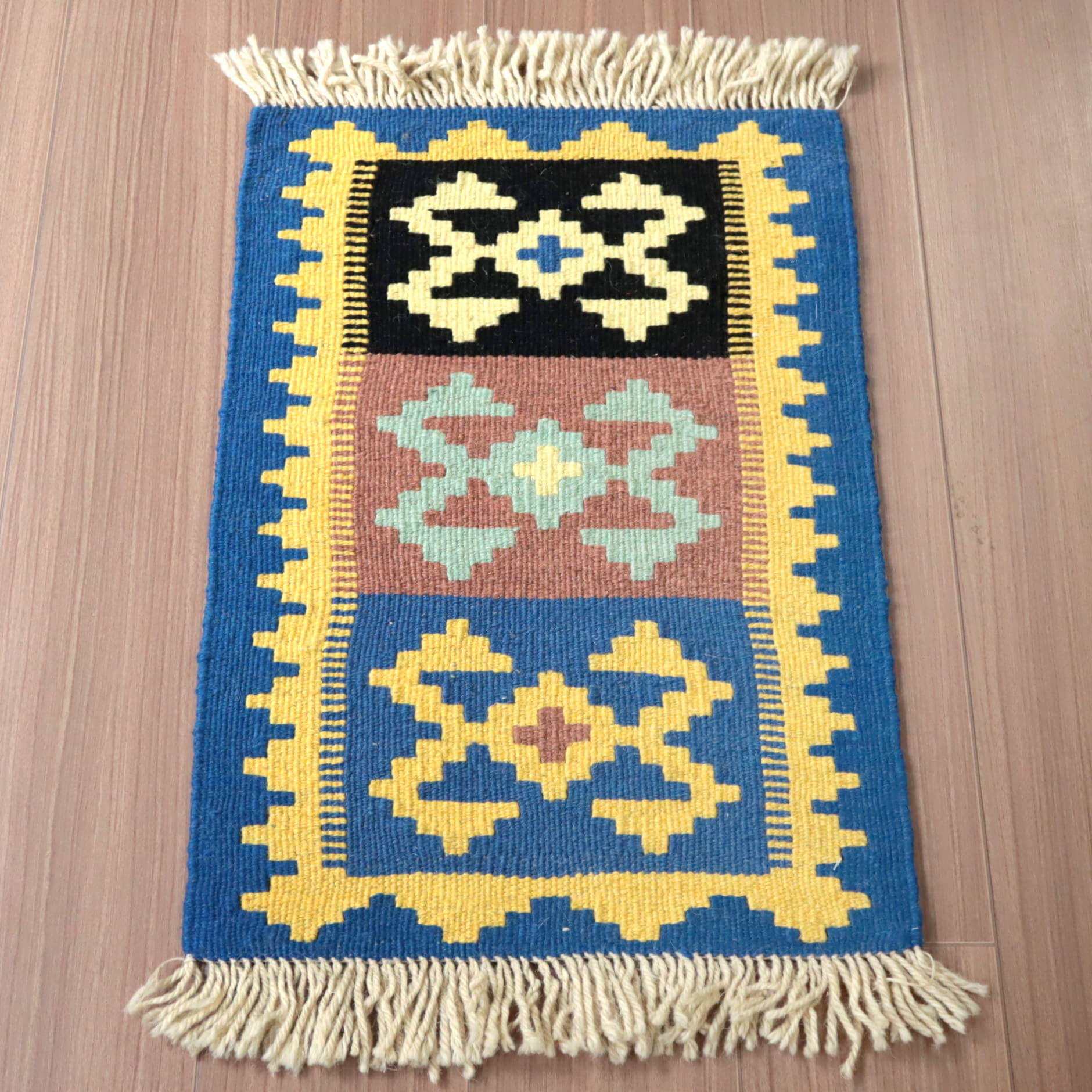 キリム カシュカイ族の手織りキリム 64×42cm カラフルモチーフ