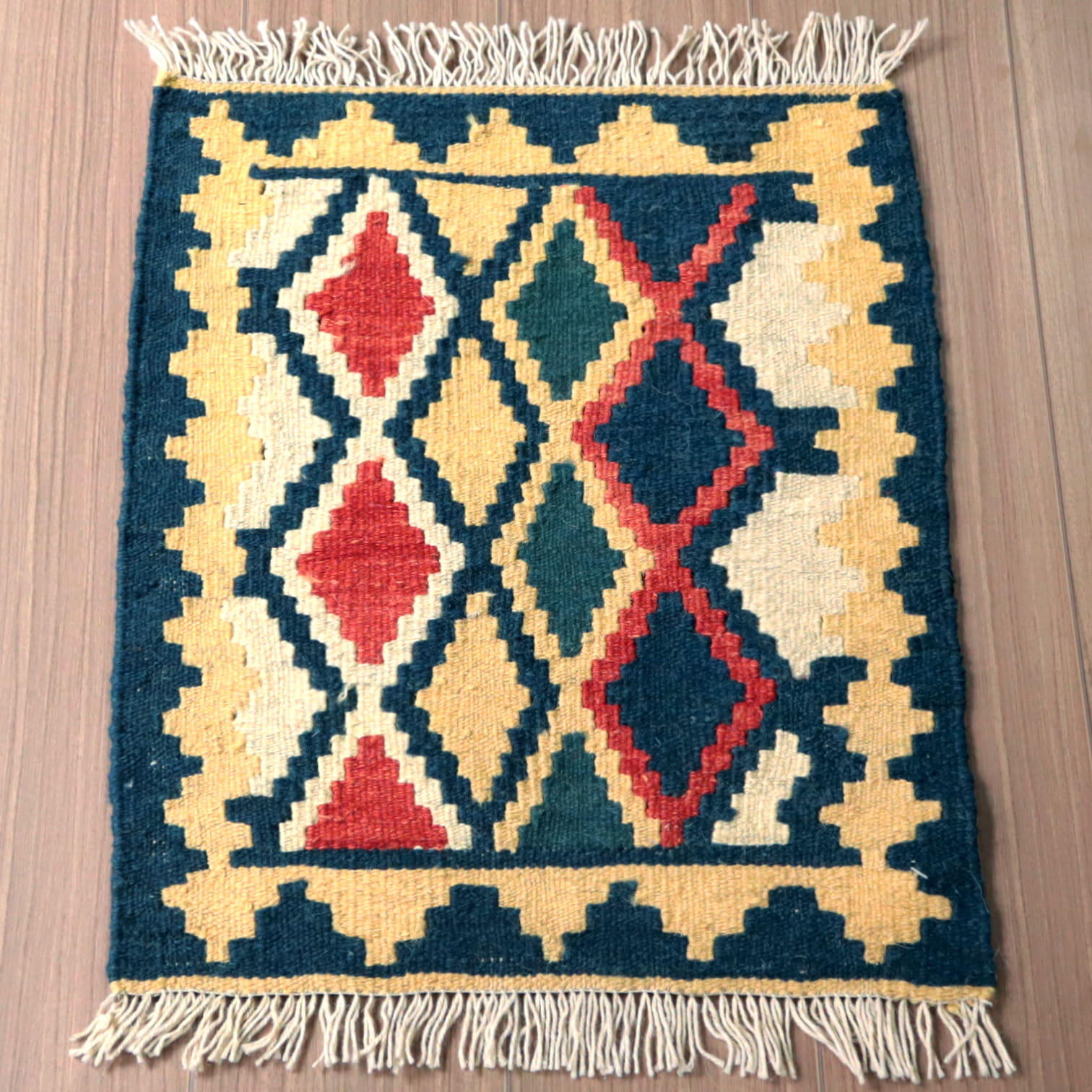 キリム カシュカイ族の手織りキリム 43×56cm カラフルモチーフ