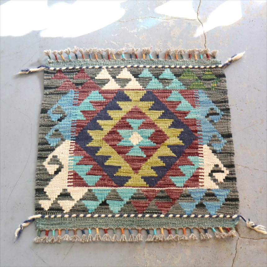 ミニキリム　53×54cm カラフルな幾何学モチーフ手織り　ウール　アフガンキリム