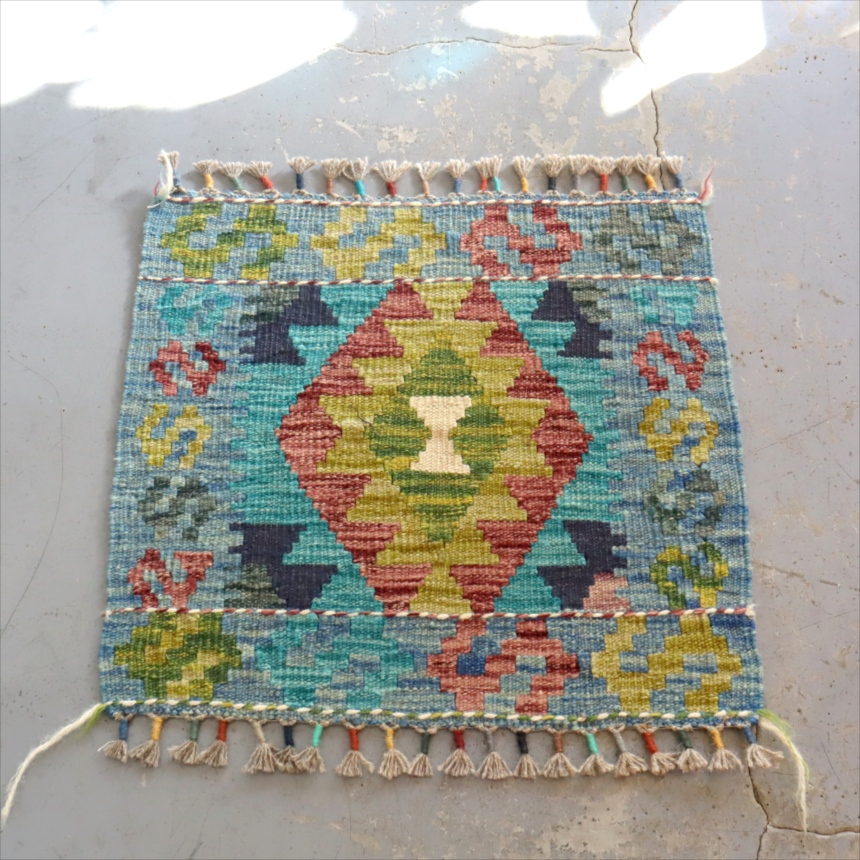 ミニキリム　47×51cm カラフルな幾何学モチーフ手織り　ウール　アフガンキリム