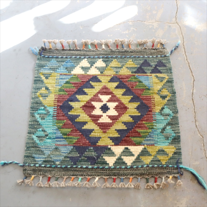 ミニキリム　49×52cm カラフルな幾何学モチーフ手織り　ウール　アフガンキリム