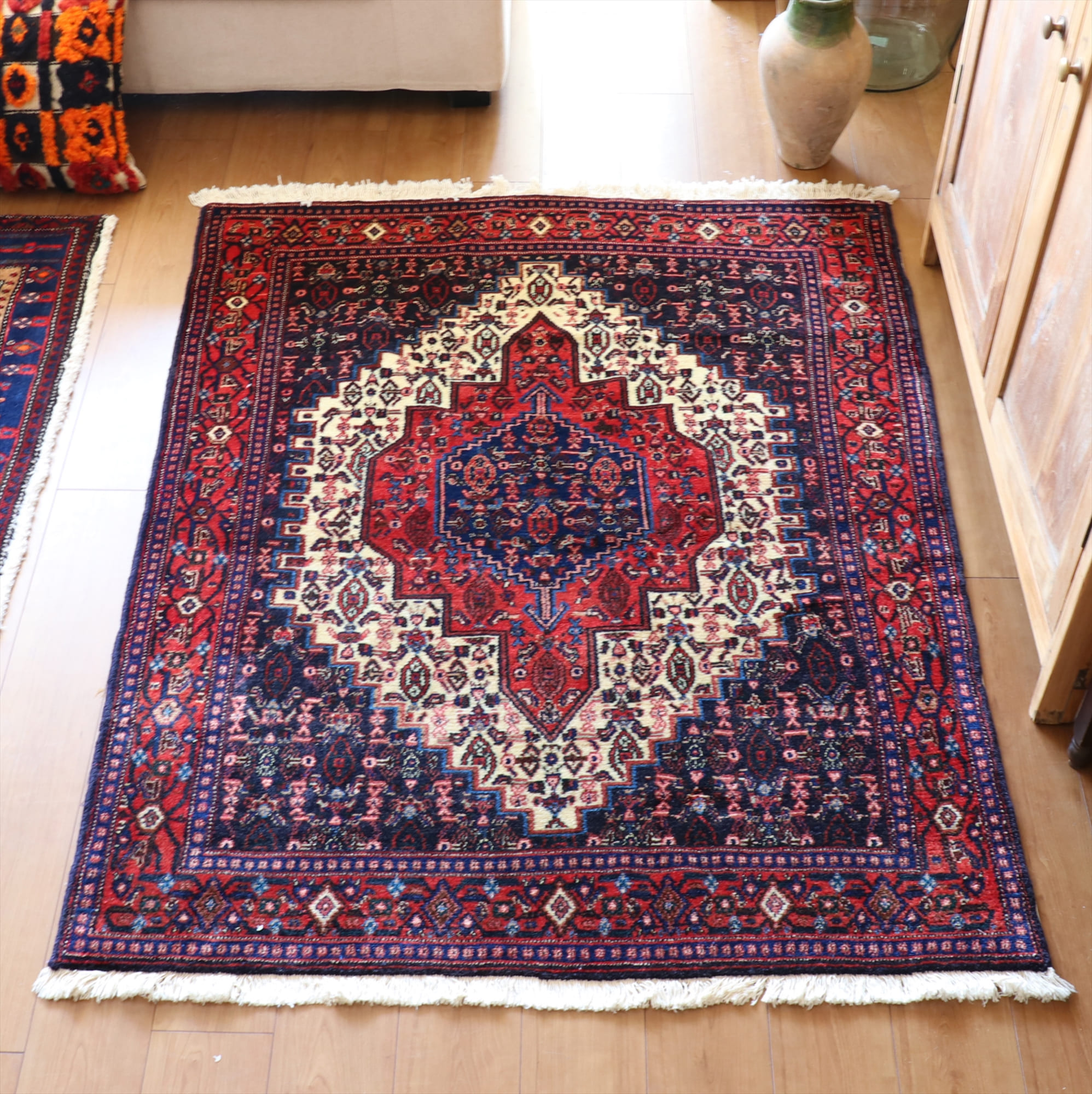 トライバルラグ・イランの絨毯/リビングサイズ・セッヂャーデ サナンダージ/六角形のメダリオン・アラベスク模様