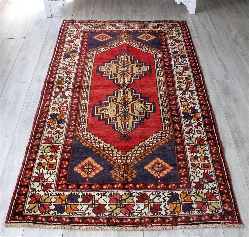 トルコ絨毯・トライバルラグ　コンヤ・タシプナル　カリヨラ 赤い六角形のメダリオン
