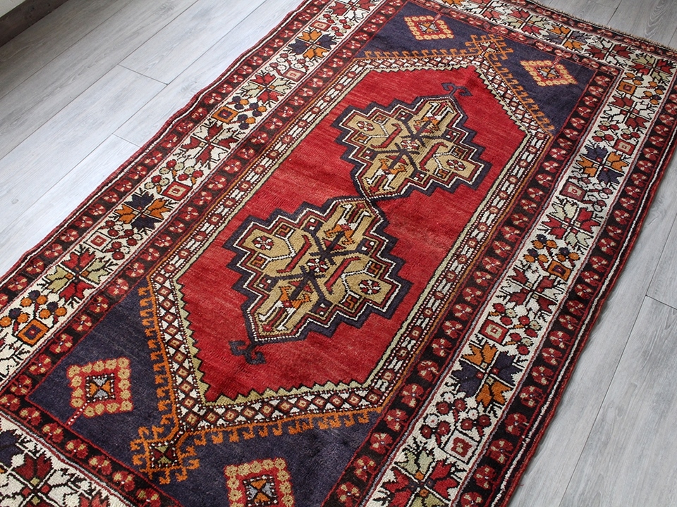 トルコ絨毯・トライバルラグ コンヤ・タシプナル カリヨラ 赤い六角形のメダリオン / ガラタバザール