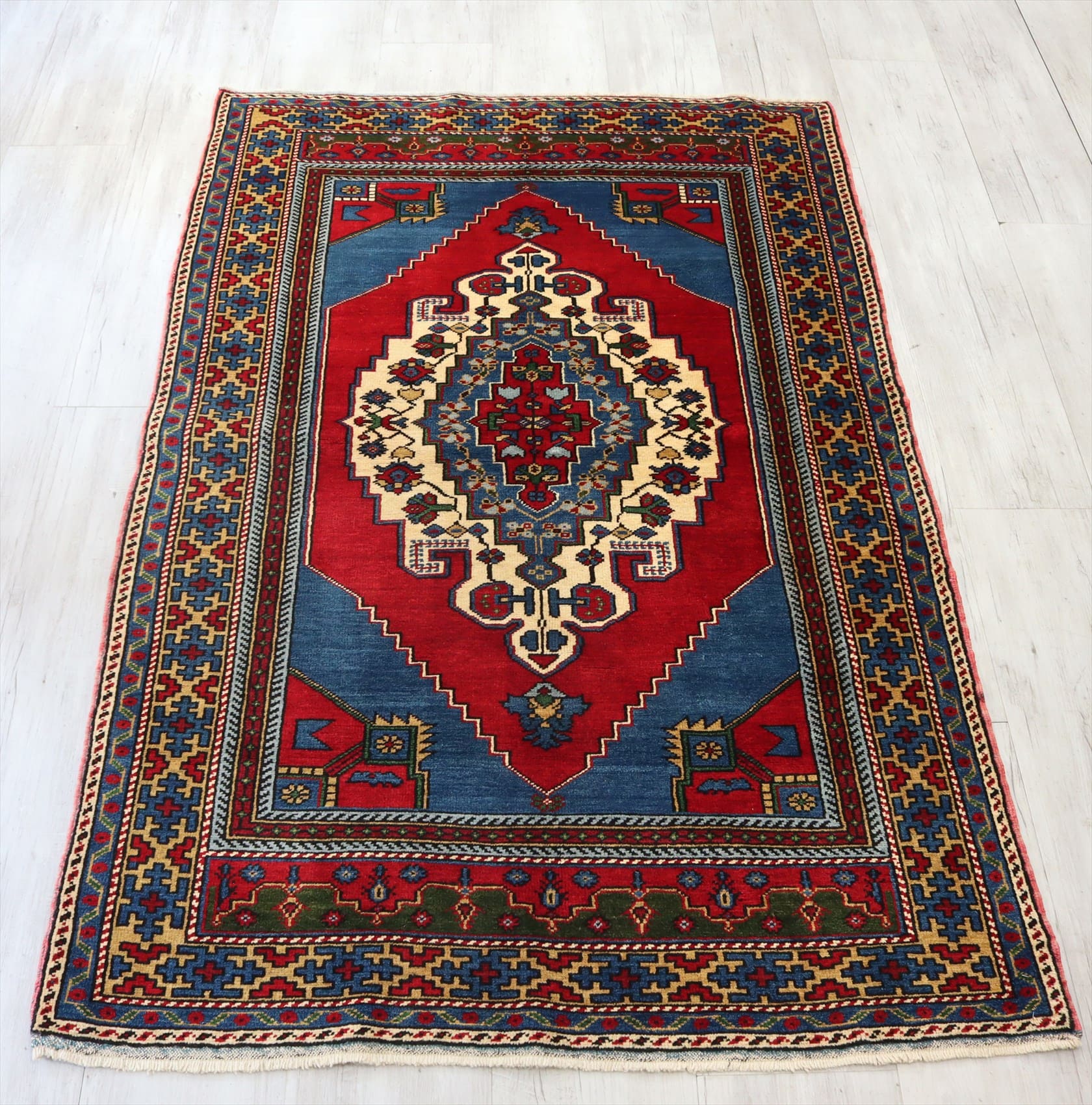 トライバルラグ・エリアラグ・コンヤタシュプナル187×119cm タシュプナルの伝統柄　トルコ手織り絨毯