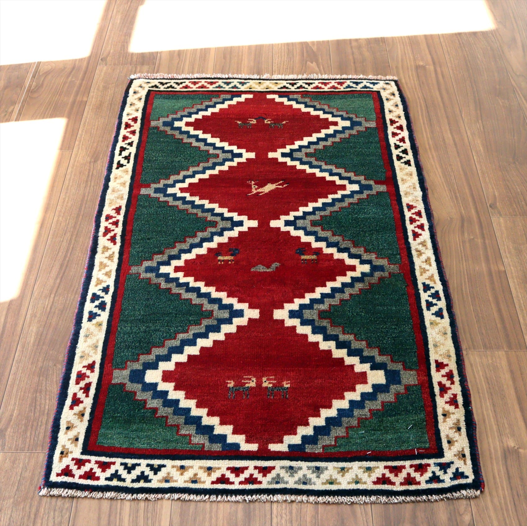 部族絨毯 オールドギャッベ 125×69cm カシュカイ族の手織りラグ　連なる４つのメダリオンと動物モチーフ