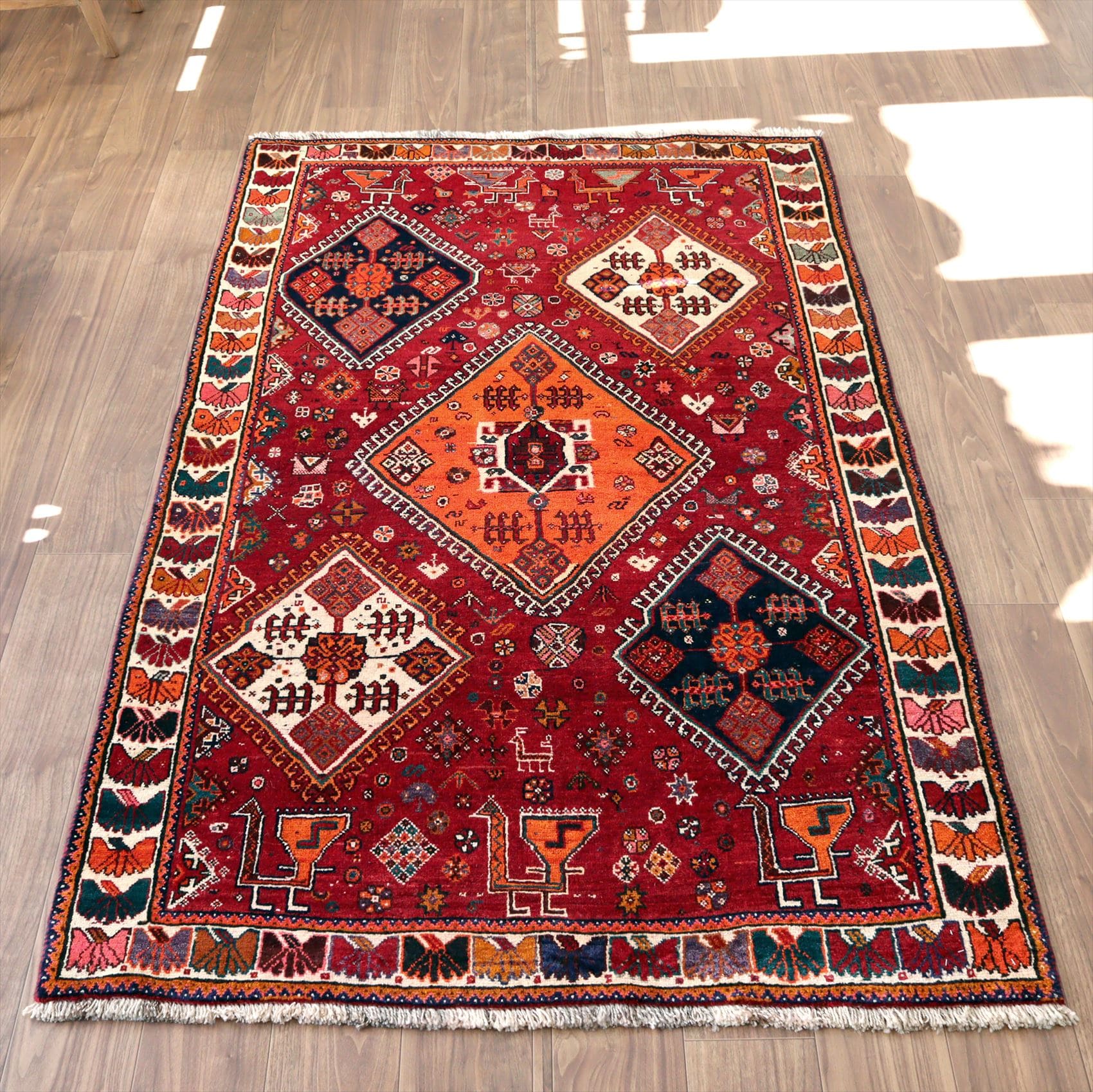 部族絨毯 トライバルラグ 205×122cm カシュカイ族の手織りラグ　５つのメダリオンと動物モチーフ