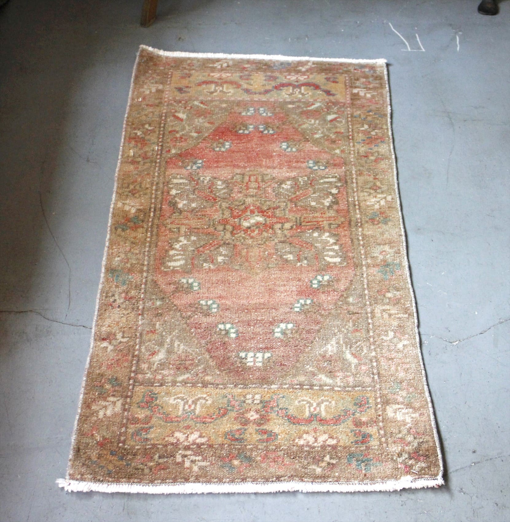 トルコ絨毯・オーバーダイド/シワスヤストゥク101×50cm 色褪せたやさしいベージュトーン