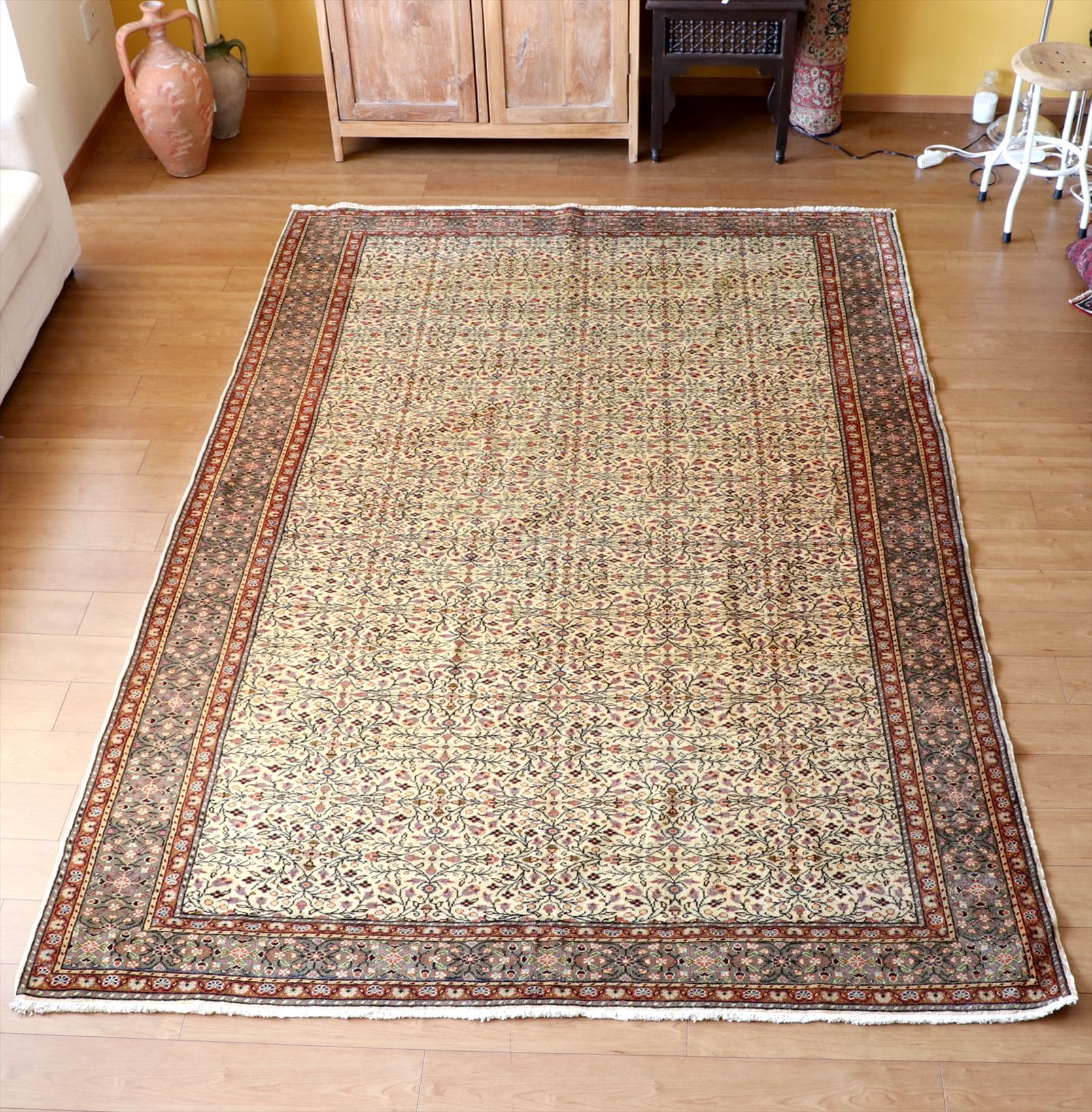 トルコ絨毯・カイセリ産手織りラグ287×192cm 細かな花のアラベスク模様