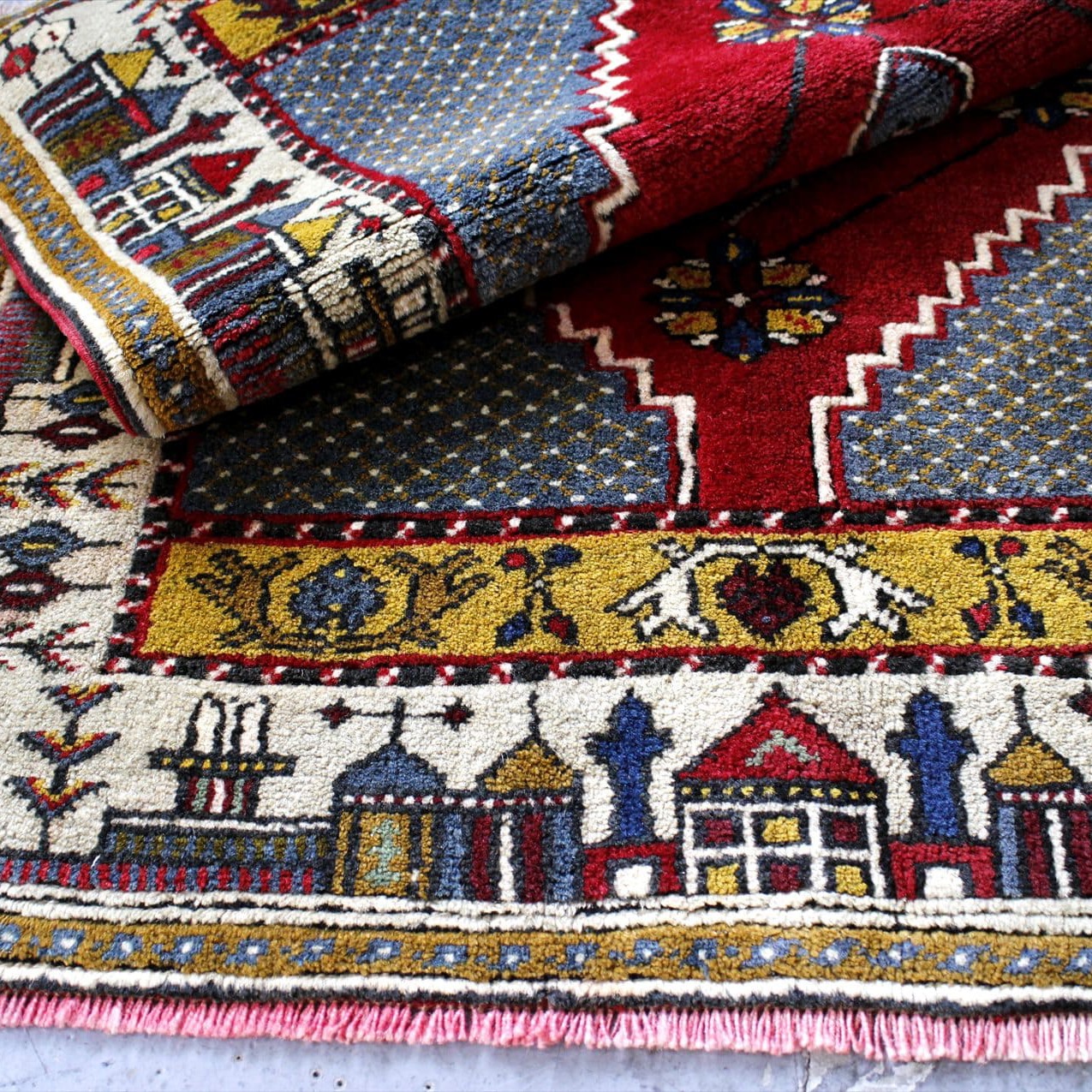 オールドカーペット・カイセリ・ヤヒヤル・トルコ手織り絨毯134×81cm 赤のメダリオンと町の風景