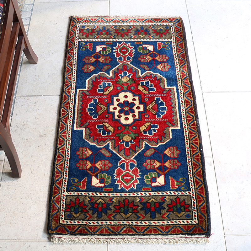 トルコ絨毯 ヤストゥク トライバルラグ107×57cm 花のモチーフ ブルー＆レッド