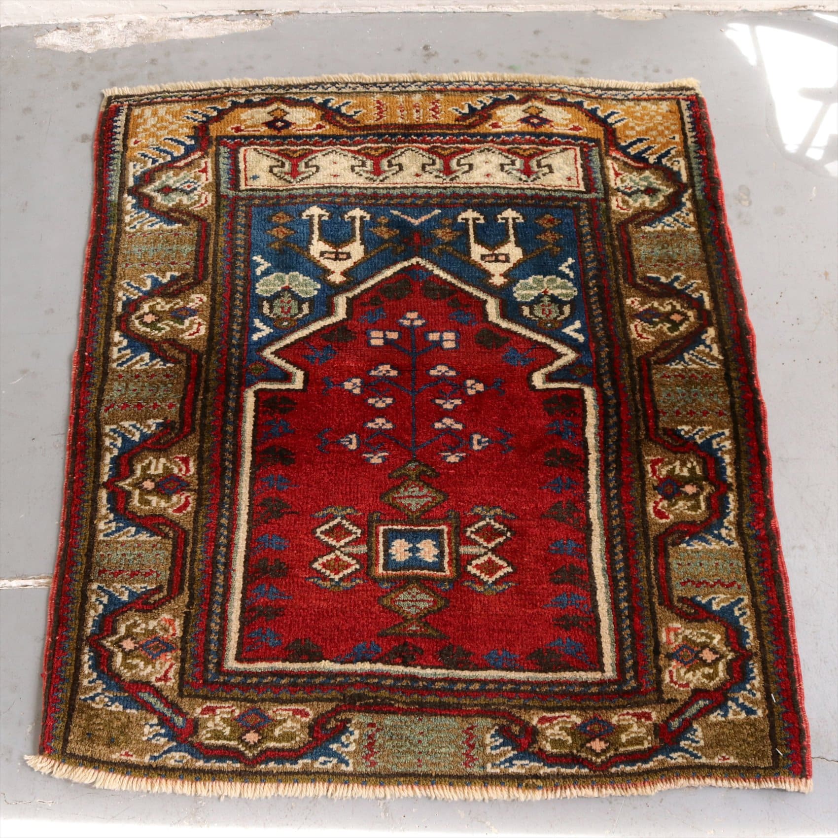 トルコ絨毯 オールドカーペット88×77cm コンヤ 赤いミフラープ