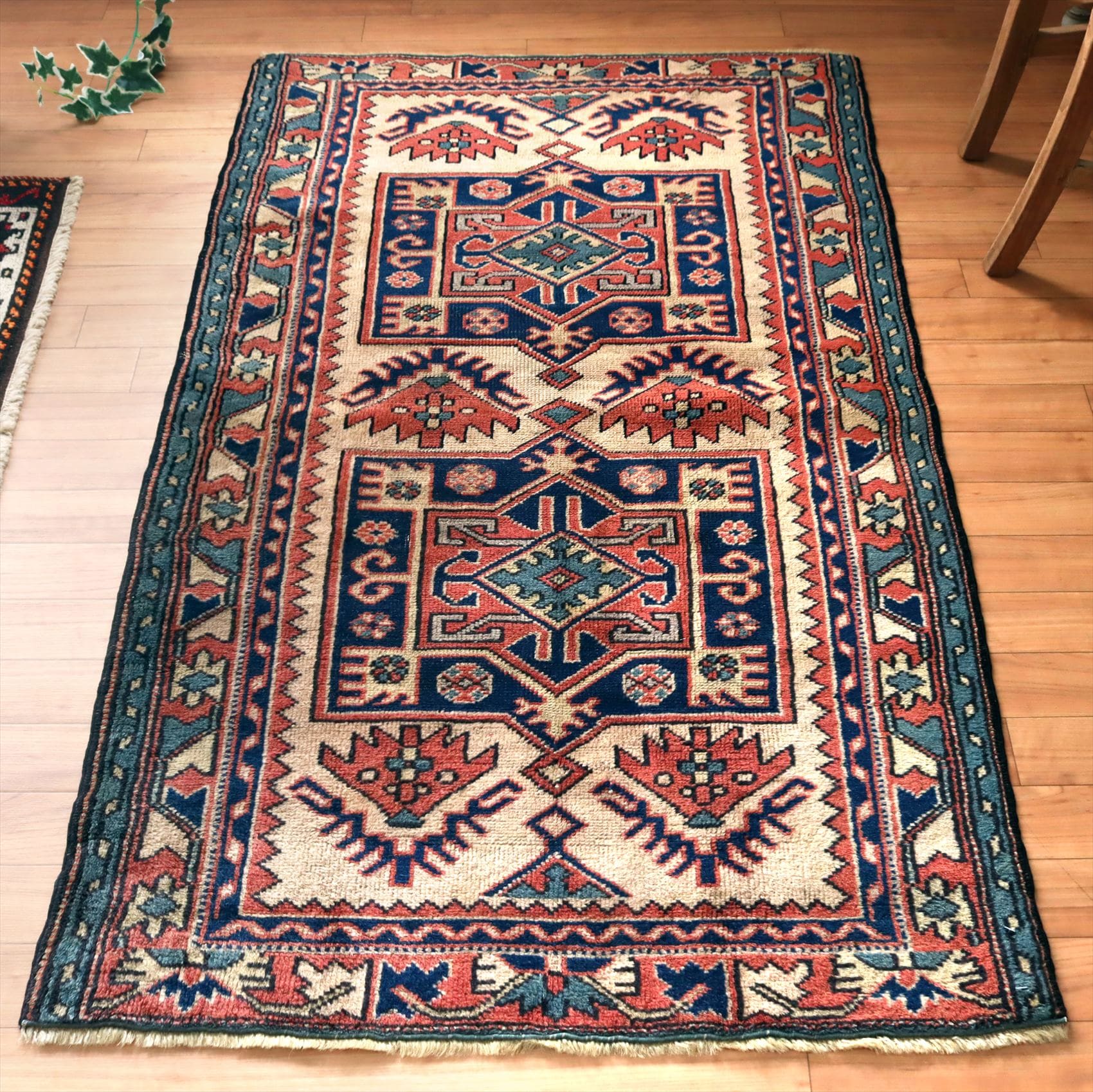 【40%Off】トルコ絨毯 オールドカーペット146×83cm ２つのサンドゥク