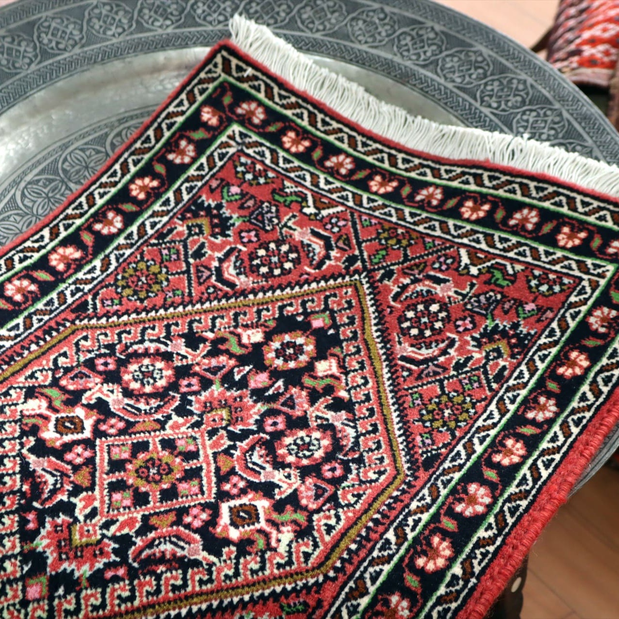 トライバルラグ ビジャール67×43cm 小花とネイビーの六角メダリオン