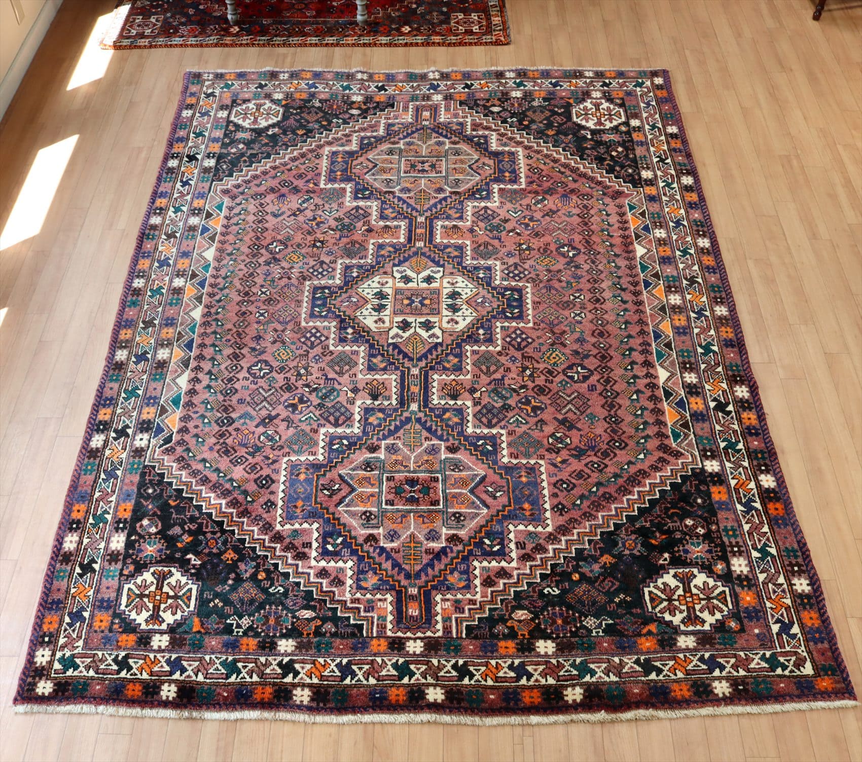 カシュカイ族の手織り絨毯253×187cm ３つの階段状のメダリオン