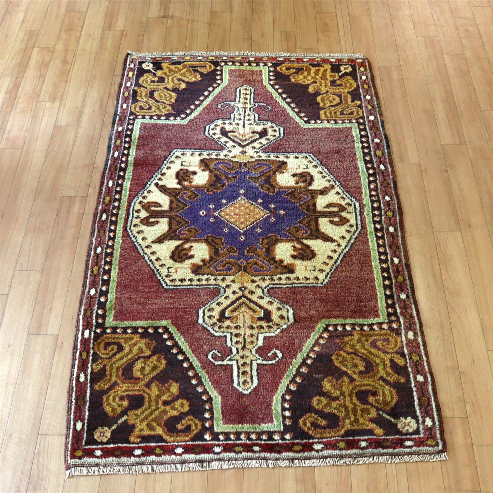 トルコの手織り絨毯 マーデン138×83cm 角のあるメダリオン