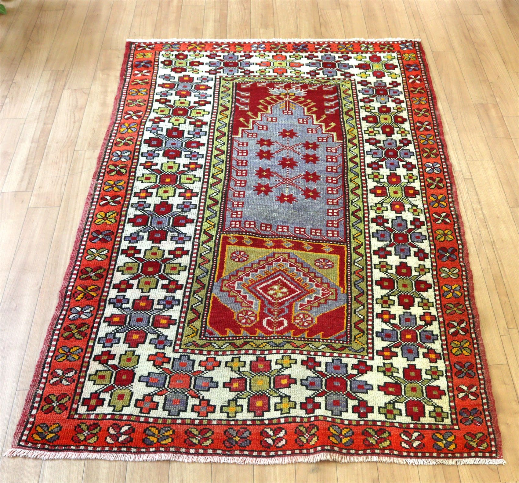 トルコの手織り絨毯 チャナッカレ145×91cm ミフラープデザイン