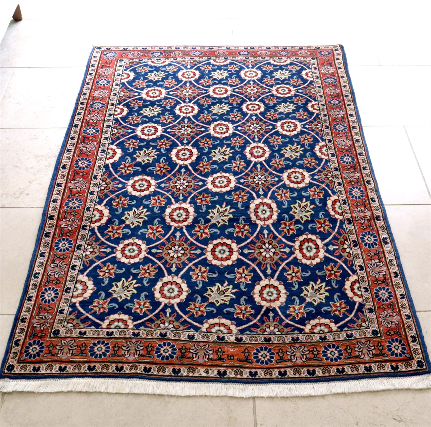 ペルシャ絨毯 ヴェラミン　手織りラグ157×106cm 円形のラティス　花束