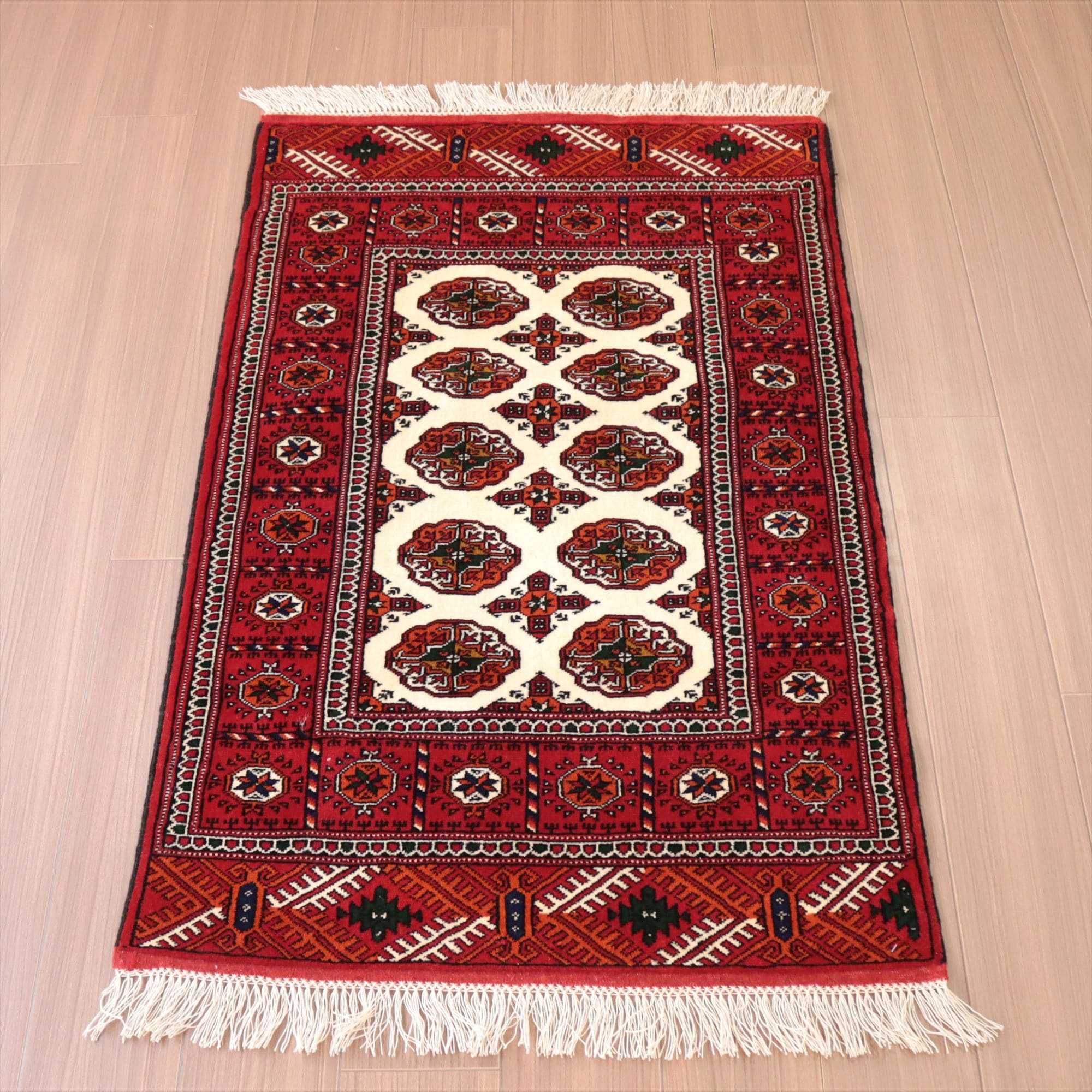 トルクメン族の手織り絨毯131×80cm 連なるギュル文様 レッド