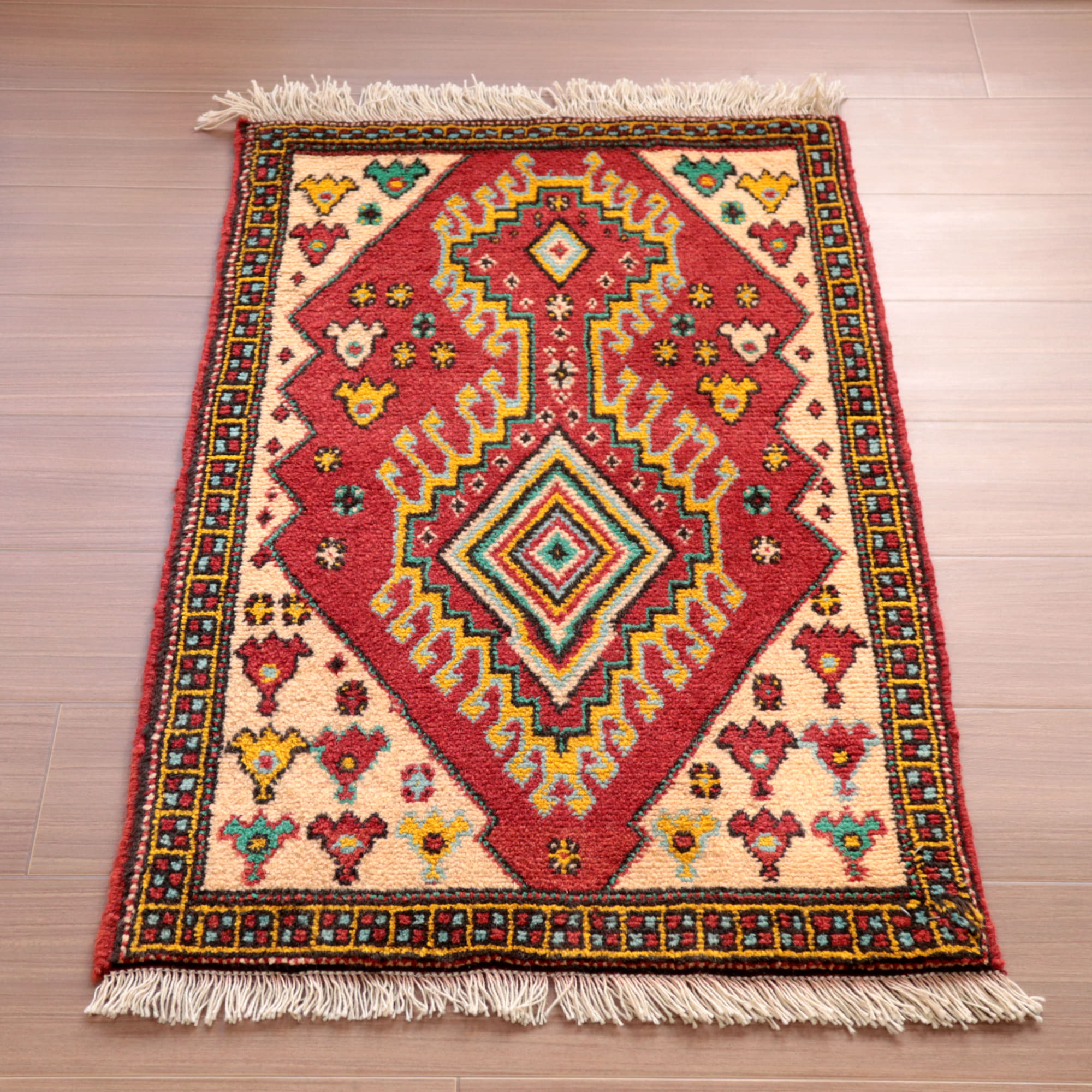 東イラン　ホラサン地方の素朴な手織りラグ94×60cm 赤い六角メダリオン