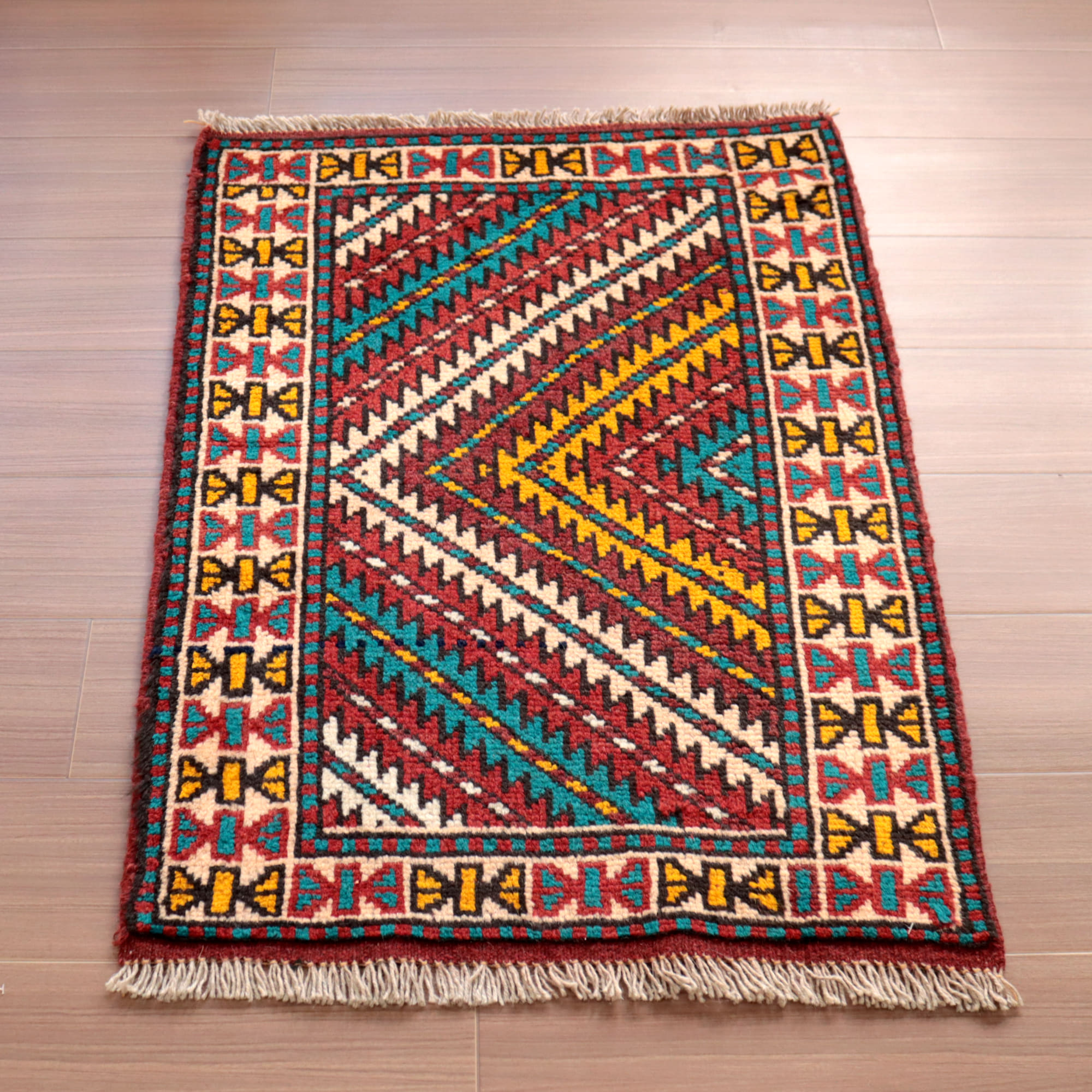 東イラン　ホラサン地方の素朴な手織りラグ95×62cm 連なるジグザグ