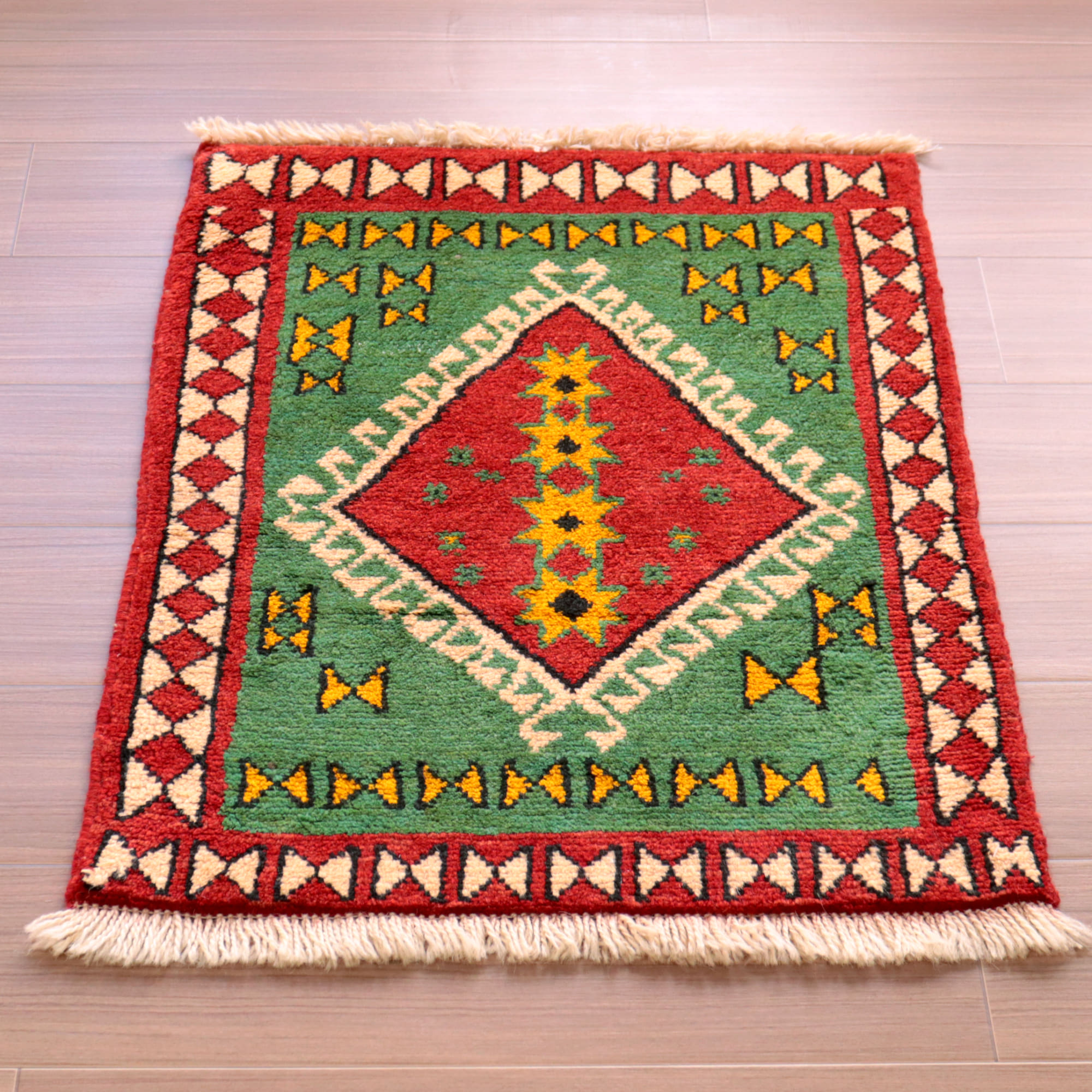 東イラン　ホラサン地方の素朴な手織りラグ79×64cm レッド　グリーン　蝶