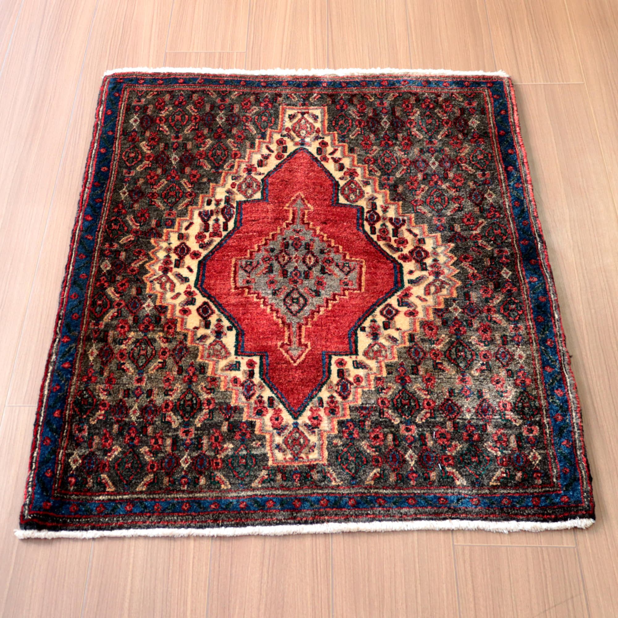 ペルシャじゅうたん　手織りラグ92×75cm 正方形に近いサイズ　赤いメダリオン