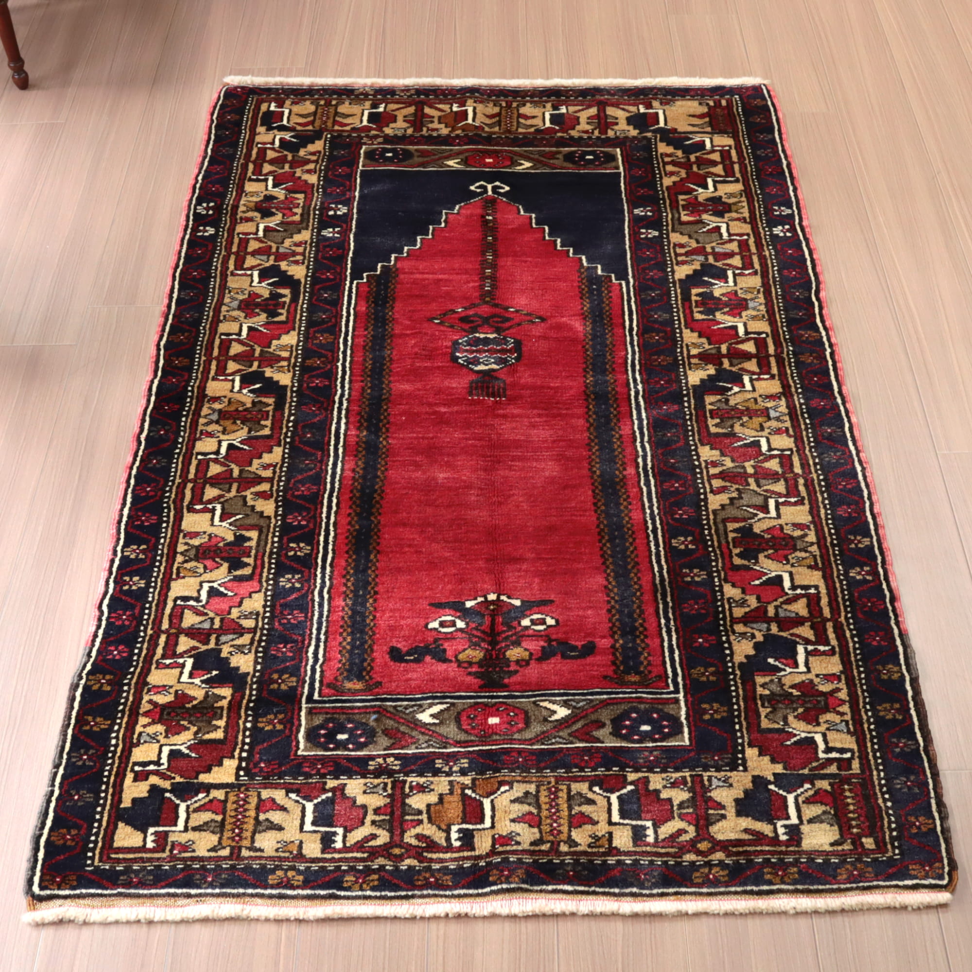 トルコ絨毯 手織りラグ ヤヒヤル189×112cm シャンデリアのある赤いミフラープ