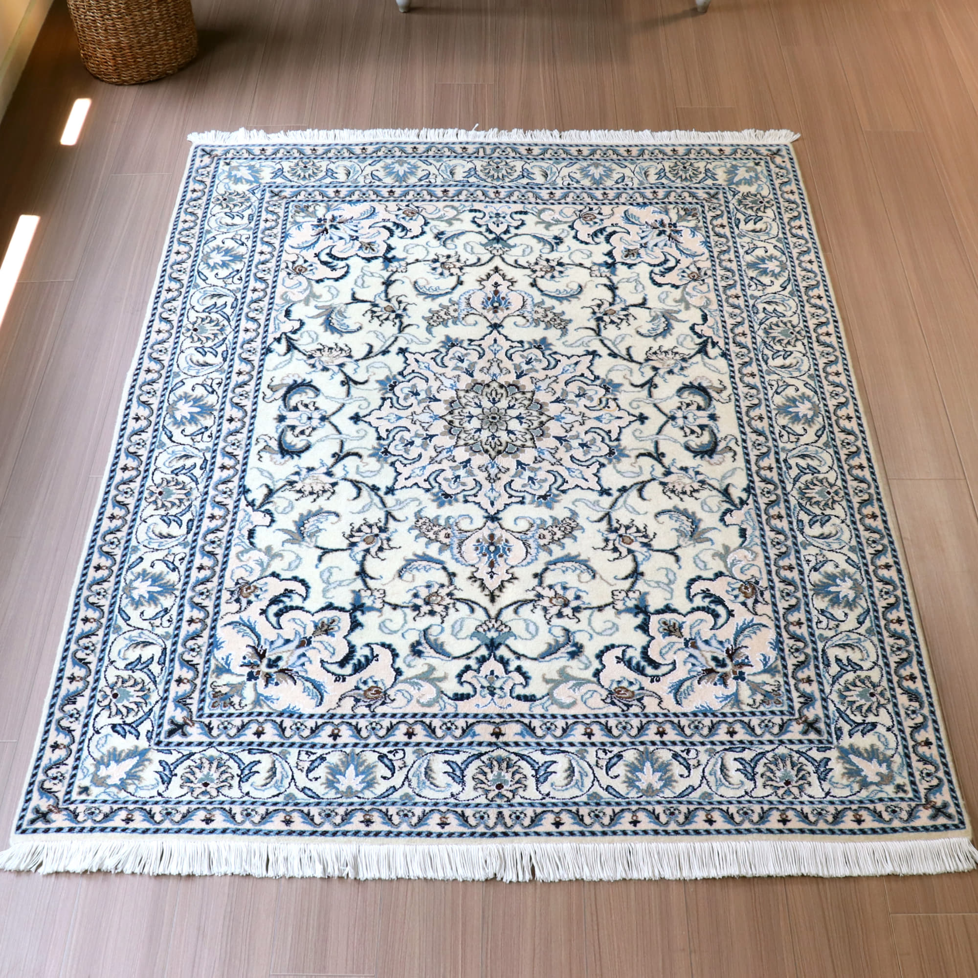 ペルシャ絨毯　ナイン産 12L 195×148cm アイボリー 花のアラベスク