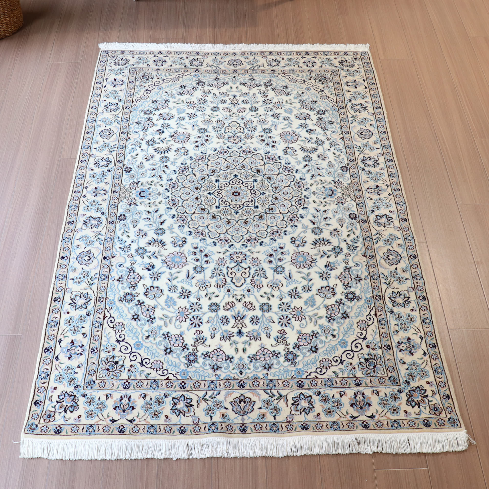 ペルシャ絨毯　ナイン産 9L 208×127cm アイボリー 明るいブルー　花のアラベスク