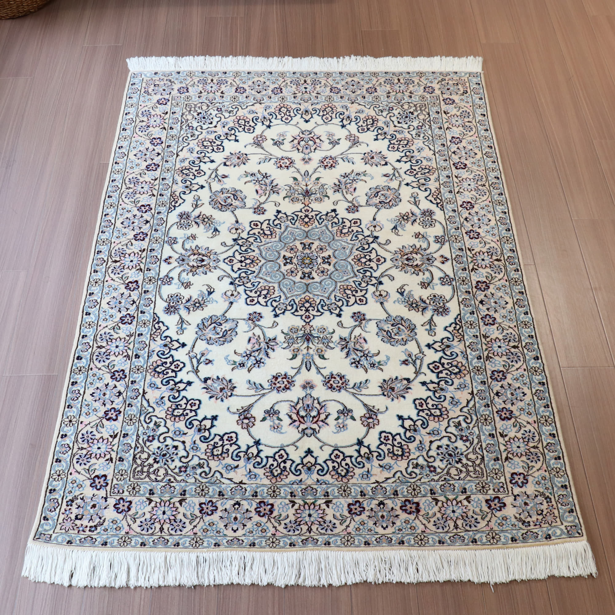 ペルシャ絨毯　ナイン産 9L 199×130cm アイボリー 　花のアラベスク