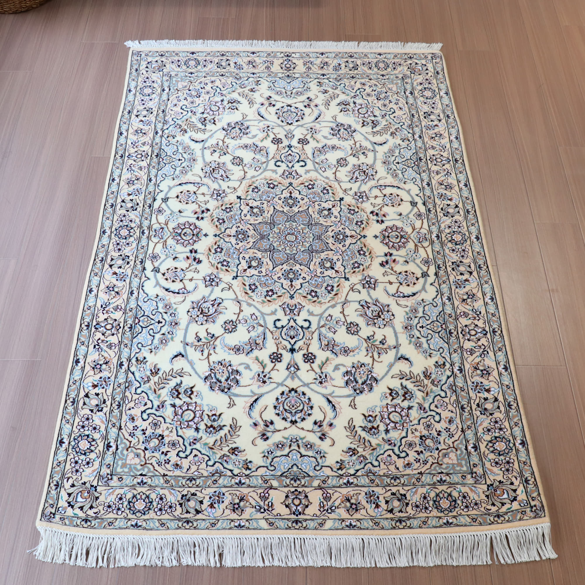 ペルシャ絨毯　ナイン産 9L 213×126cm アイボリー 　花のアラベスク