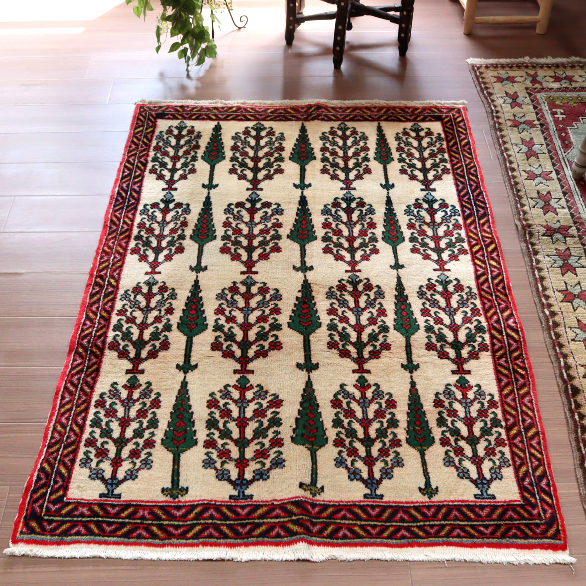 トライバルラグ 手織り絨毯 トルコ149×108cm ニーデ　生命の木
