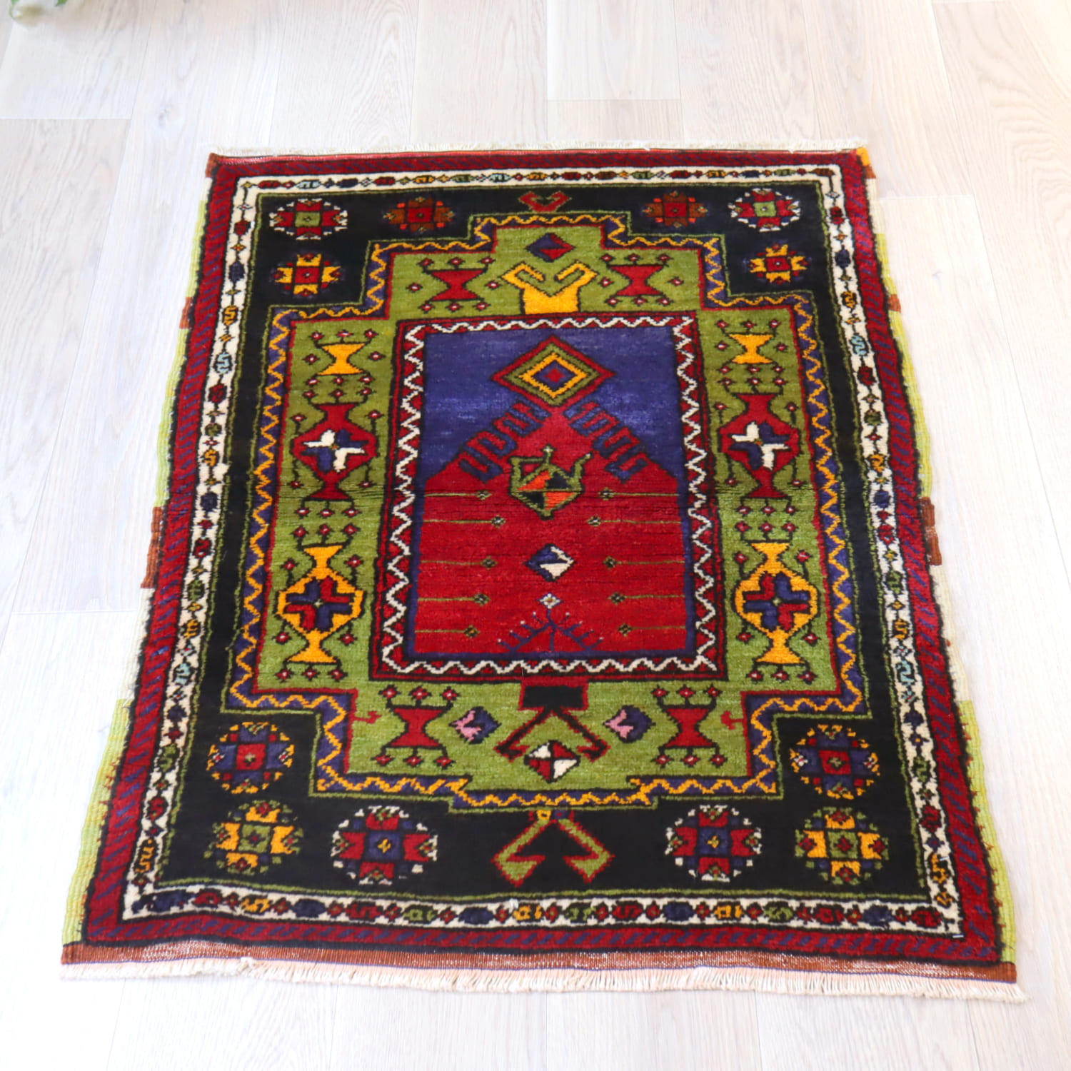 【15%OFF】トライバルラグ 手織り絨毯 トルコ111×85cm ウシュクラル　赤いミフラープ