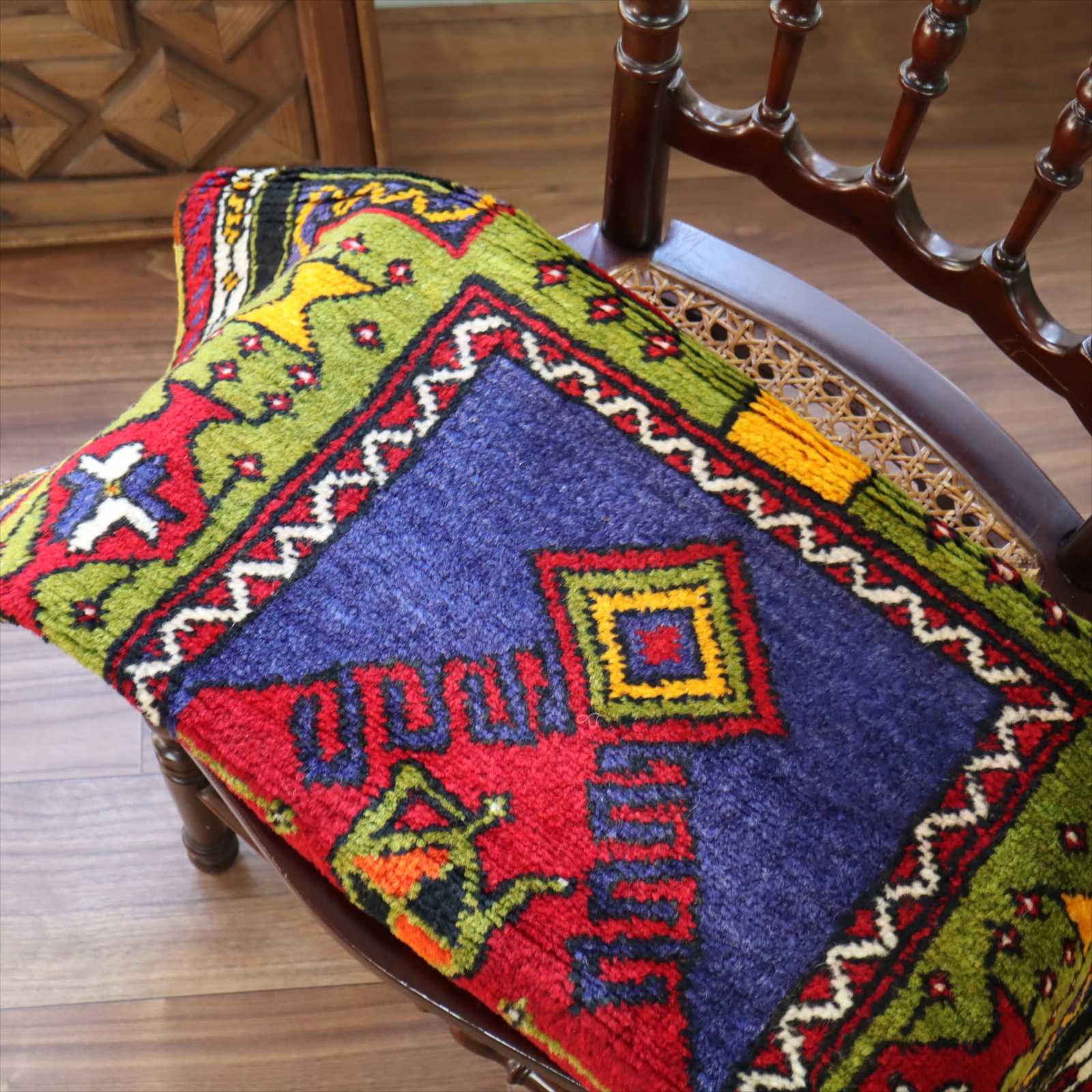 トライバルラグ 手織り絨毯 トルコ111×85cm ウシュクラル　赤いミフラープ